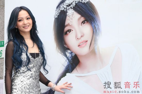 张韶涵紧身亮片裙秀曲线 发片兼卖鞋双喜临门