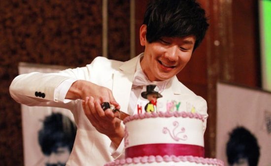 林俊杰成都举办生日会 歌迷化身公主为王子庆生_金鹰网