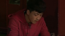 “瘾君子”藏烟不成怒殴编导