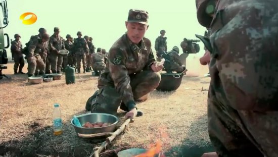 《人民日报》官微致敬真正男子汉 杨树朋曾教刘昊然铁锹煎鸡蛋_湖南卫视