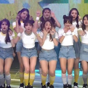 I.O.I强力的节奏搭配的活泼舞蹈