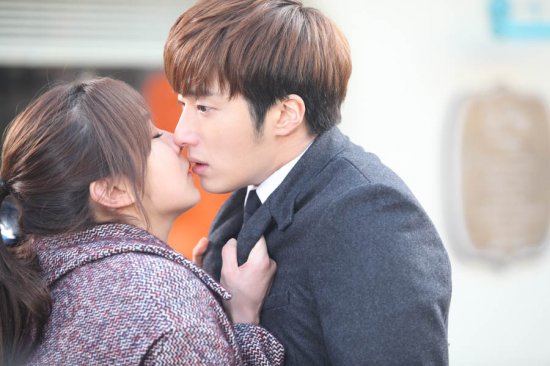 uee丁一宇《黄金彩虹》激情吻戏掀收视热潮