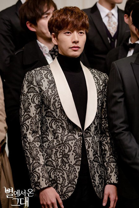 李敏镐金秀贤吴亦凡金宇彬 长腿男神们的"西装诱惑"